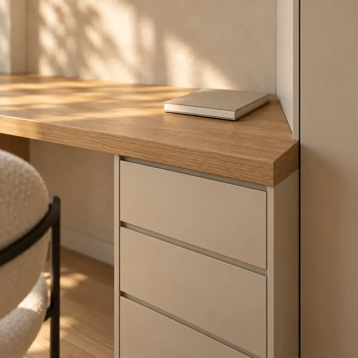 Oak-look desktop and matching edge above soft beige drawers in the study concept